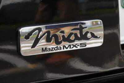 ユーノス ロードスター：リアエンブレムは北米仕様のMazda MX-5 Miata用に変更