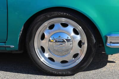 光岡ビュート コンバーチブル：サスペンションはクスコ製に変更されており、さりげなくローダウンされていた