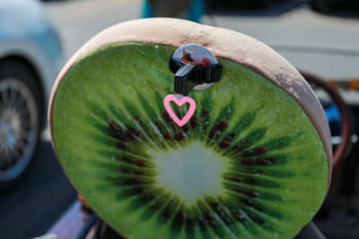 光岡 K-2：2020年以降に変更された保安基準に基づいて追加したクッション（被視認性部品／頭部後傾抑止装置）とハート型ライト（夜間被視認性向上灯火器）