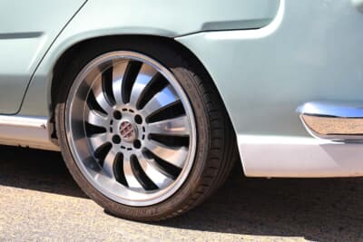 光岡 ユーガ：購入当初より変更されていたという足まわり。サスペンションも交換されており、ローダウンが施されている