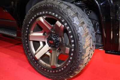 トヨタ ランドクルーザー250：無骨なデザインのホイールを装着