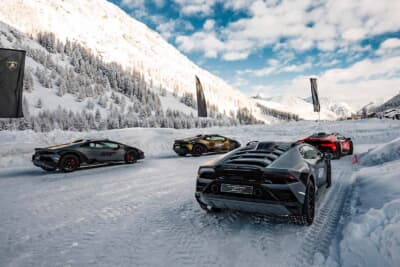 ランボルギーニ・アカデミア・ネーヴェの参加者は技術的な練習や高度な操作を行い、グリップの低い路面でのランボルギーニ・モデルのパワー、トラクション、敏捷性などを体験した