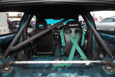ホンダ シビック：ロールケージはサーキット仕様の定番である7点式。リアのタワーバーを脱着することで路面に合わせたセッティングにも活用できる