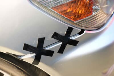 トヨタ アルテッツァ：バンパーにはローダウンの洗礼を受けた痕跡が。とりあえずはビニールテープで応急処置し、春のサーキットまでにリペアする予定だ