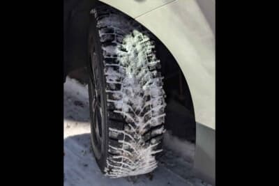 ダンロップ シンクロウェザー：雪を走るとトレッドにも雪が入り込む