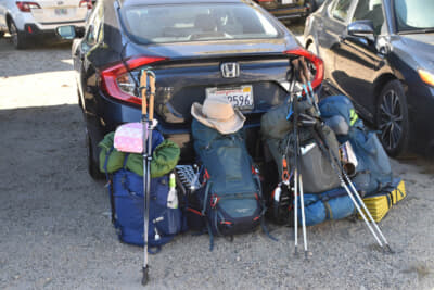 トレイルヘッドの駐車場にて。４人分のバックパック