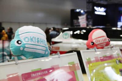 OKISHUプロジェクトのオリジナルキャラクターは、シューズにこだわる「おきしゅー子」（右）と「おきしゅー太」（左）