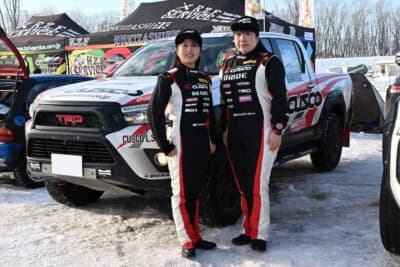 ⽻根⽥ 琴／藤⽥めぐみ組（No.34 CUSCO DUNLOP HILUX）