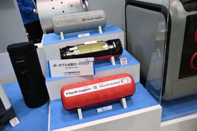 トヨタ ポータブル水素カートリッジ：580mm×Φ200mm、重量8.5kg、容量3.3kWhとなる