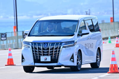 ブリヂストン REGNO GR-X III TYPE RVを装着したトヨタ 先代 アルファード