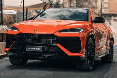 ランボルギーニ ウルス SE：フロントセクションの特徴である切断ラインのない新しい流線形のフードは、一体感のある印象を与えるとともにスポーティなスタイルを一段と引き立てることで、ランボルギーニ最新のスタイリングコンセプトを体現した