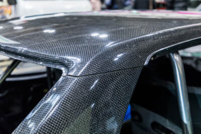 STAR ハコスカーボン:強度と軽量性に優れ、レーシングカーなどに採用されるドライカーボンを採用している