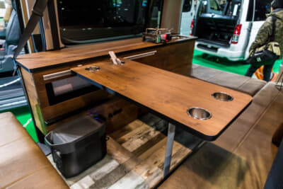 トヨタ ハイエース スーパーGL：テーブルは棚と専用のポールを使用してセンターに設置することができる