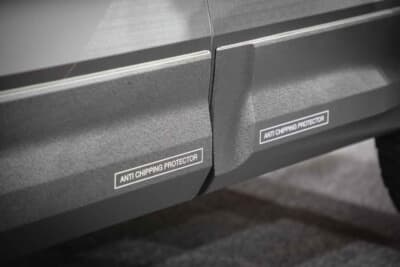 三菱 アウトランダーPHEV ナイト シーカー コンセプト:ドアにはチッピング防止プロテクターを採用