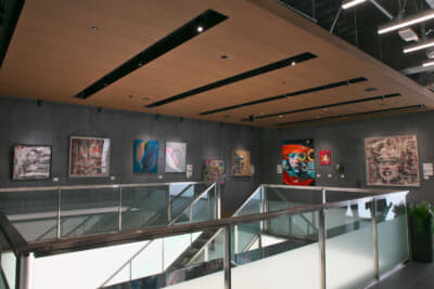 2階では若手アーティストによる作品が展示されている