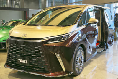 TOM'Sが仕立てたコンプリートカーのレクサス LM