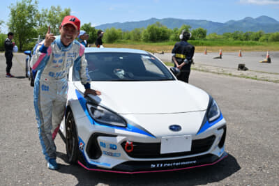 河本晃一選手がドライブしたスバルBRZ