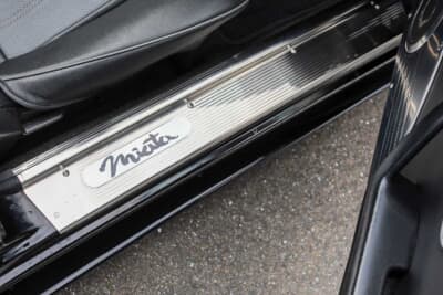 ユーノス ロードスター：スカッフプレートも北米仕様に交換