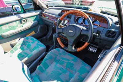 光岡ビュート コンバーチブル：ステアリングやメーターまわりにウッドが使われており、クラシカル感を増幅させている