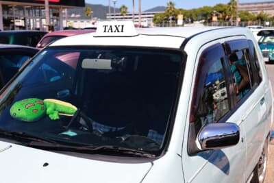 光岡 ユーガ：往年のロンドンタクシーのような雰囲気を高める社名表示灯も装備