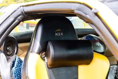 ホンダ NSX：ヘッドレスト部分には、NSXロゴのステッチが施される