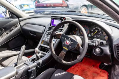 ホンダ NSX：ステアリングはモモに変更されている