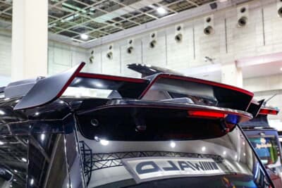 トヨタ ランドクルーザー250：スポーツライン ブラックバイソンエディションらしい独特のデザインが印象的なリアスポイラーをセット