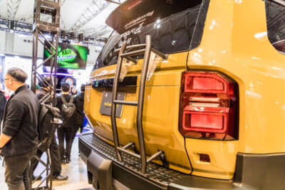 トヨタ ランドクルーザー250：リアラダーもオリジナルパーツ