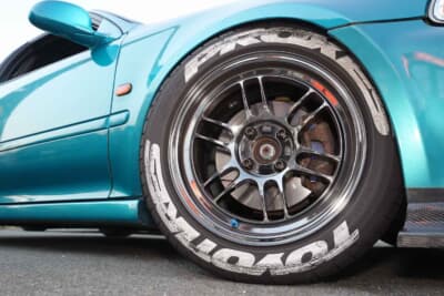 ホンダ シビック：ホイールはエンケイのRP-F1、タイヤはトーヨーのプロクセスR1R。ブレーキはエンドレスでスリット入りのローターも使用する