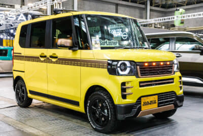 DAMD Angie：ホンダ N-BOXがベース。バンパーの形状はロドニーと共通ながら、フロントグリルにポジション連動でオレンジに光るマーカーを4つ装着しているのがポイント