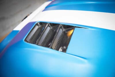 アバルト 595：ボンネットに開けられたダクトにはカーボン製のカバーが取り付けられる