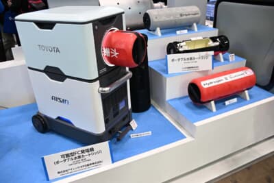 アイシン 可搬型FC発電機：FC発電機の上にポータブル水素カートリッジのユニットを載せた発電ユニット