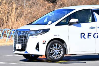 ブリヂストン REGNO GR-X III TYPE RVを装着したトヨタ 先代 アルファード