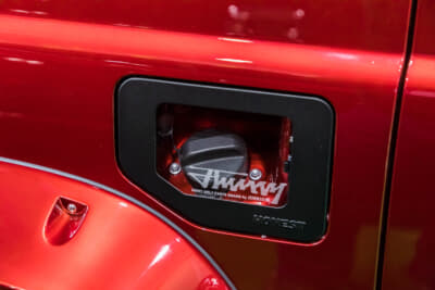 K-BREAK サムライ ジムニー：フューエルリッドはクリアにしてお洒落なアピール