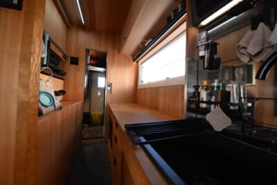 日野 レンジャー：後部にはバイクを乗せるリフトと収納スペースも確保されている