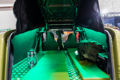 共立工業 グラスホッパー：、荷台にマットを敷くことで大人2人が就寝することができる