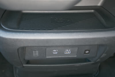 日産 セレナe-POWER ハイウェイスターV 4WD車：USB端子に加えて、置くだけ充電も採用