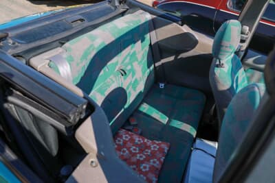 光岡ビュート コンバーチブル：リアシートはご覧の通りの広さ。狭いけれど、荷物置き場と割り切れば、充分な広さだ