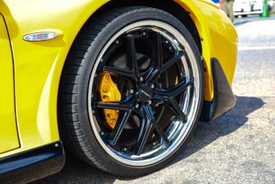 光岡 オロチ:ホイールは、ダブルアローと呼ばれる2交点スポークにこだわるWALDのILLIMAシリーズ。ブレーキキャリパーもイエローに彩られていた