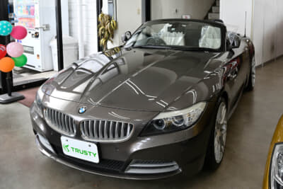 多彩な年式、グレード、装備、ボディカラーから選べるのが魅力だ。こちらはBMW Z4 sDrive35i デザインピュアホワイト ハバナメタリック
