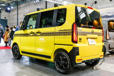 DAMD Angie：ホンダ N-BOXがベース。バンパーの形状はロドニーと共通ながら、フロントグリルにポジション連動でオレンジに光るマーカーを4つ装着しているのがポイント