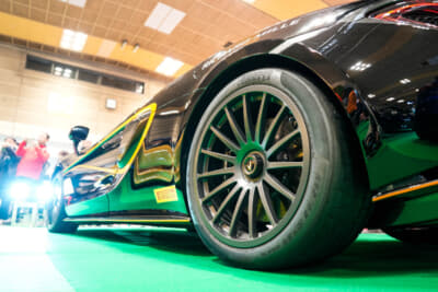 マクラーレン 620R：ホイールは15スポークのセンターロック鍛造で、フロント8.0J×19／リア11.0J×20