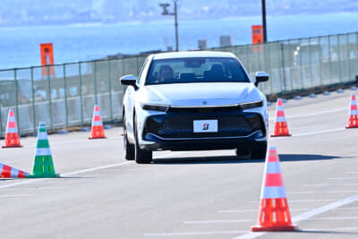 旧商品のブリヂストン REGNO GRV IIを装着したトヨタ クラウン クロスオーバー