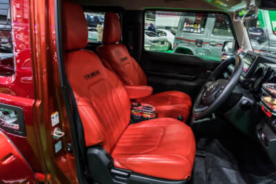 K-BREAK サムライ ジムニー：内装もJIMRIDEのシートカバーキットを使用して真っ赤にコーディネート