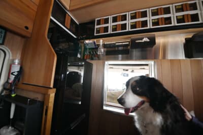 日野 レンジャー：キャビンとリビングが貫通しており、外に回らなくても移動が可能