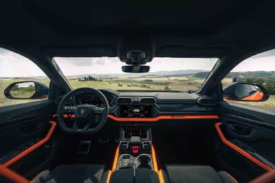 ランボルギーニ ウルス SE：現代ランボルギーニを象徴するインテリアデザインDNA「Feel Like a Pilot」が際立つようにリニューアル。ダッシュボードのフロント部分全域に新たなソリューションを取り入れ、よりスリムなデザインになった