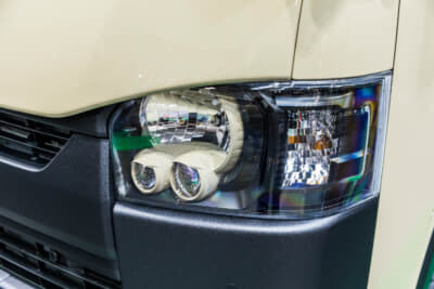 トヨタ ハイエース スーパーGL：ヘッドライトは殻割りしたうえで、内部をブラックとボディカラーでコーディネート