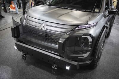 三菱 アウトランダーPHEV ナイト シーカー コンセプト:フロントシールドを装着