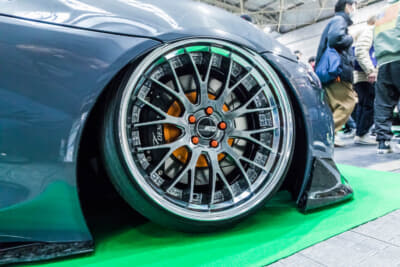 トヨタ GRスープラ:アーム類をすべてT-DEMANDの調整式に変更することによって、ほとんどボディを加工することなく、極太のホイールがフェンダー内に収まっている