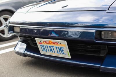 トヨタ MR2：展示用のナンバープレートも持参。オーナーの来夢来人さんは映画『バック・トゥ・ザ・フューチャー』が大好きなので、劇中に登場するデロリアンが付けていたナンバーを愛用